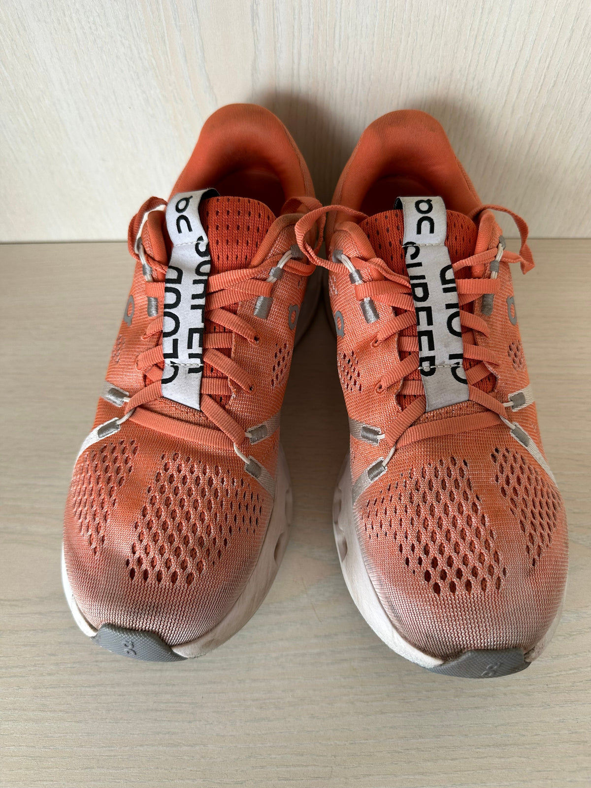 On Running Cloudsurfer Flame/Weiß, Gr. 38.5, Zustand: Gut