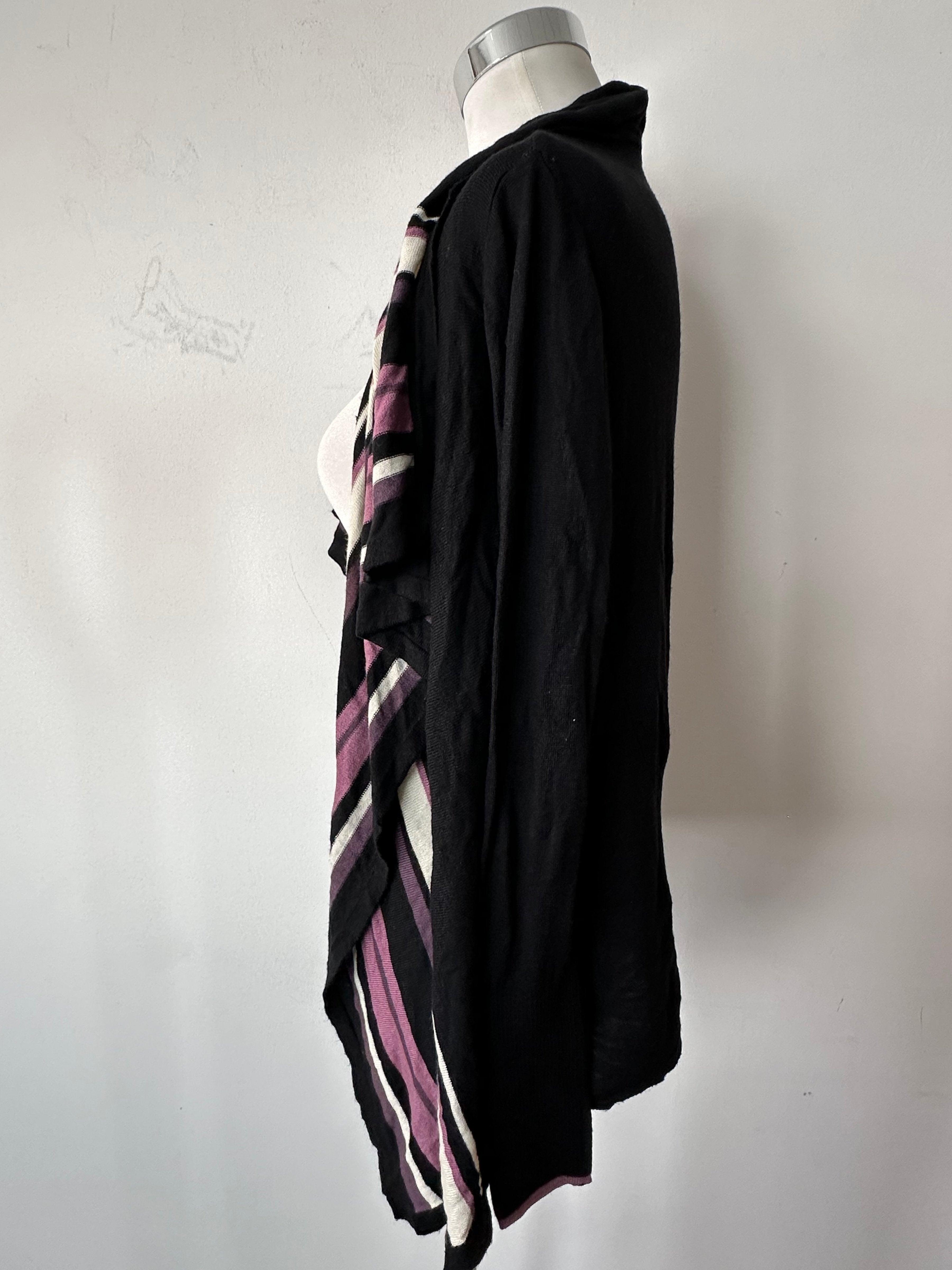 United Colors of Benetton Gestreifte Strickjacke, Schwarz mit Pink, M, Gut