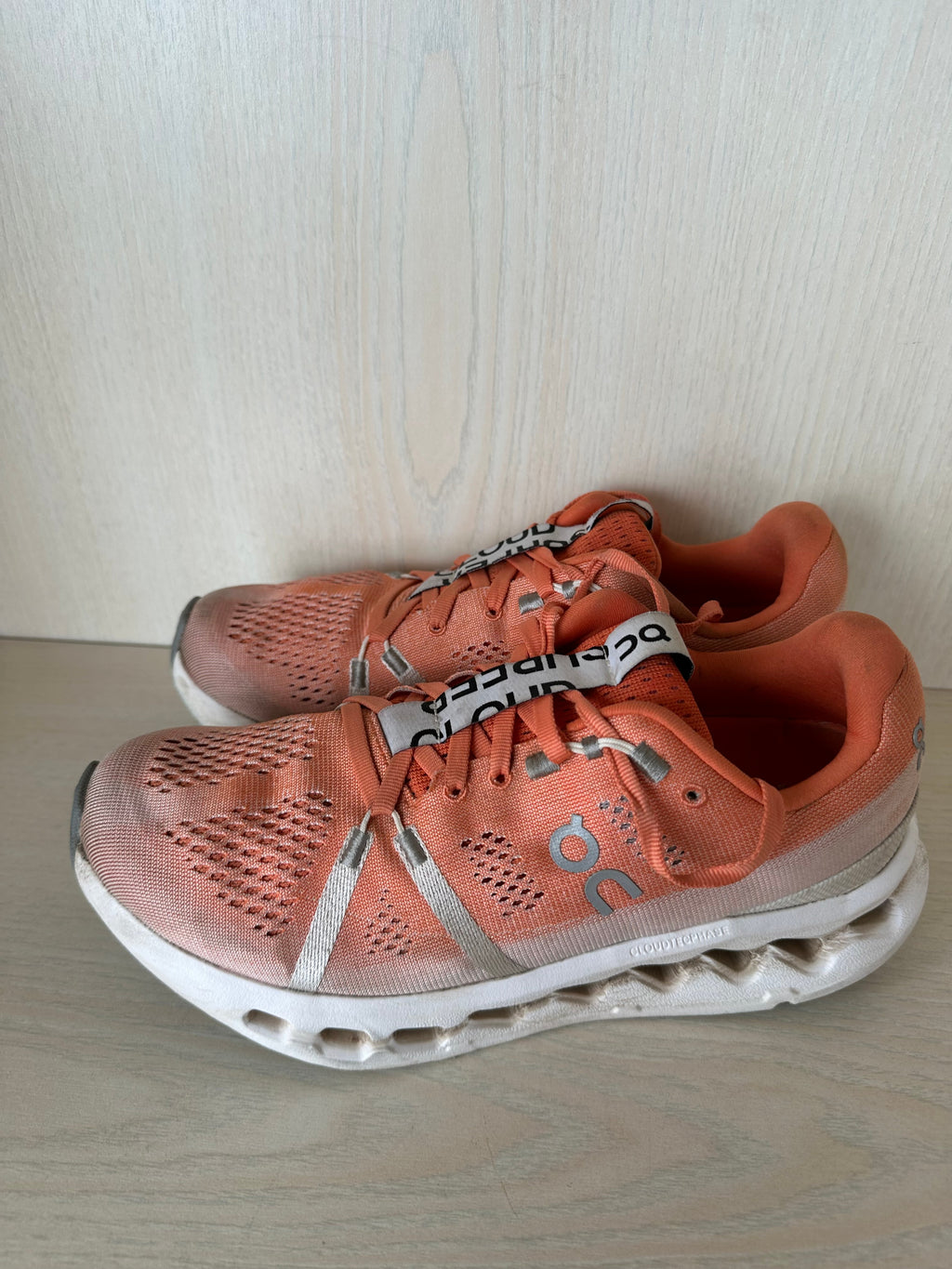 On Running Cloudsurfer Flame/Weiß, Gr. 38.5, Zustand: Gut