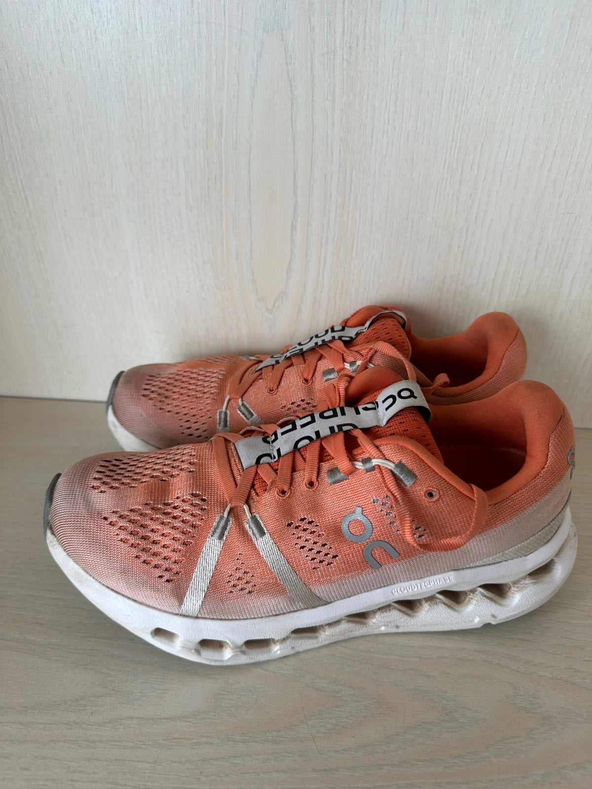 On Running Cloudsurfer Flame/Weiß, Gr. 38.5, Zustand: Gut