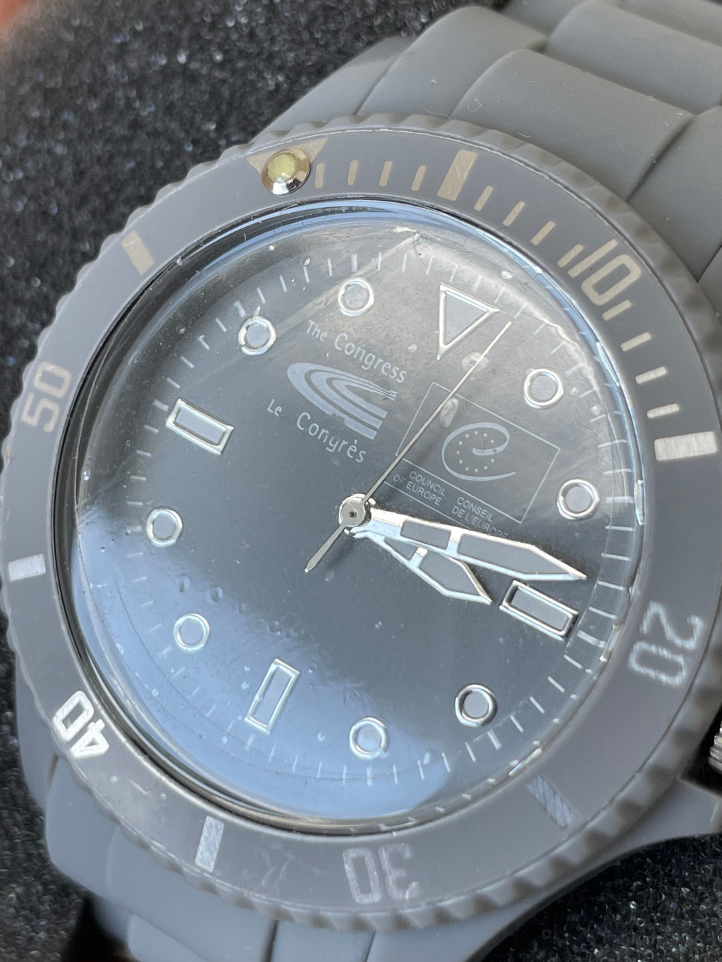 Adee Kaye Herren-Uhr Grau Silikonband Neu