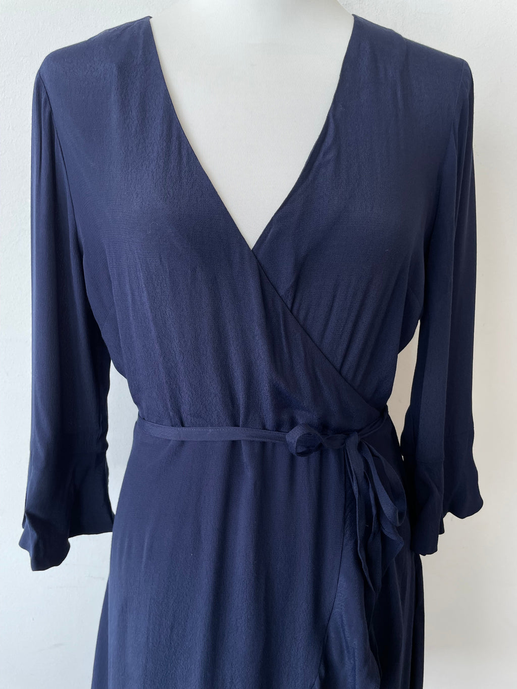 NIKKIE „Ruched Wrap“ Kleid Navy Größe 38 EU / M – Sehr Guter Zustand