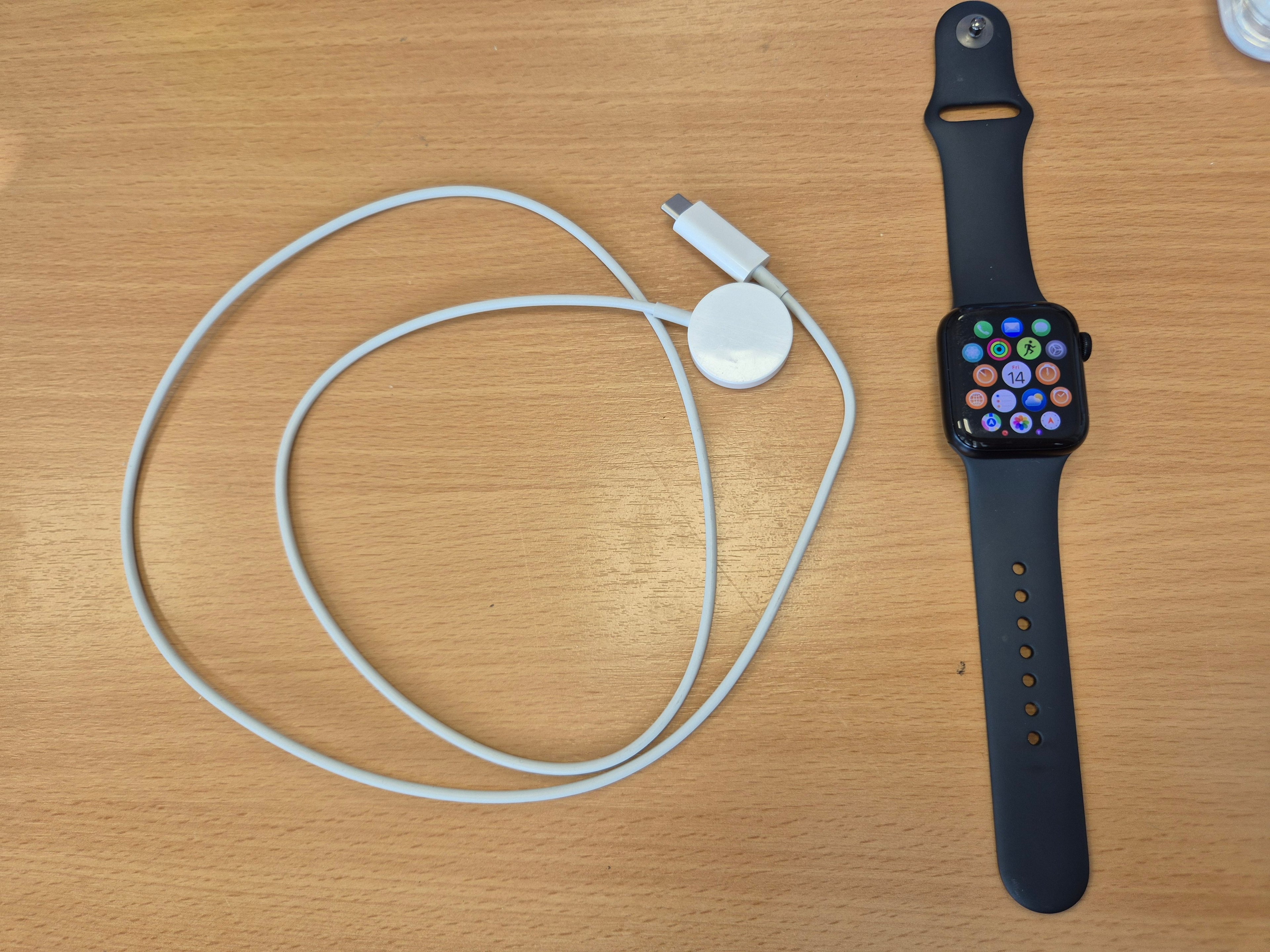 Apple Watch SE 2023, 40mm, WiFi, Kratzer, Akku 100%, Aluminium, Silikonarmband