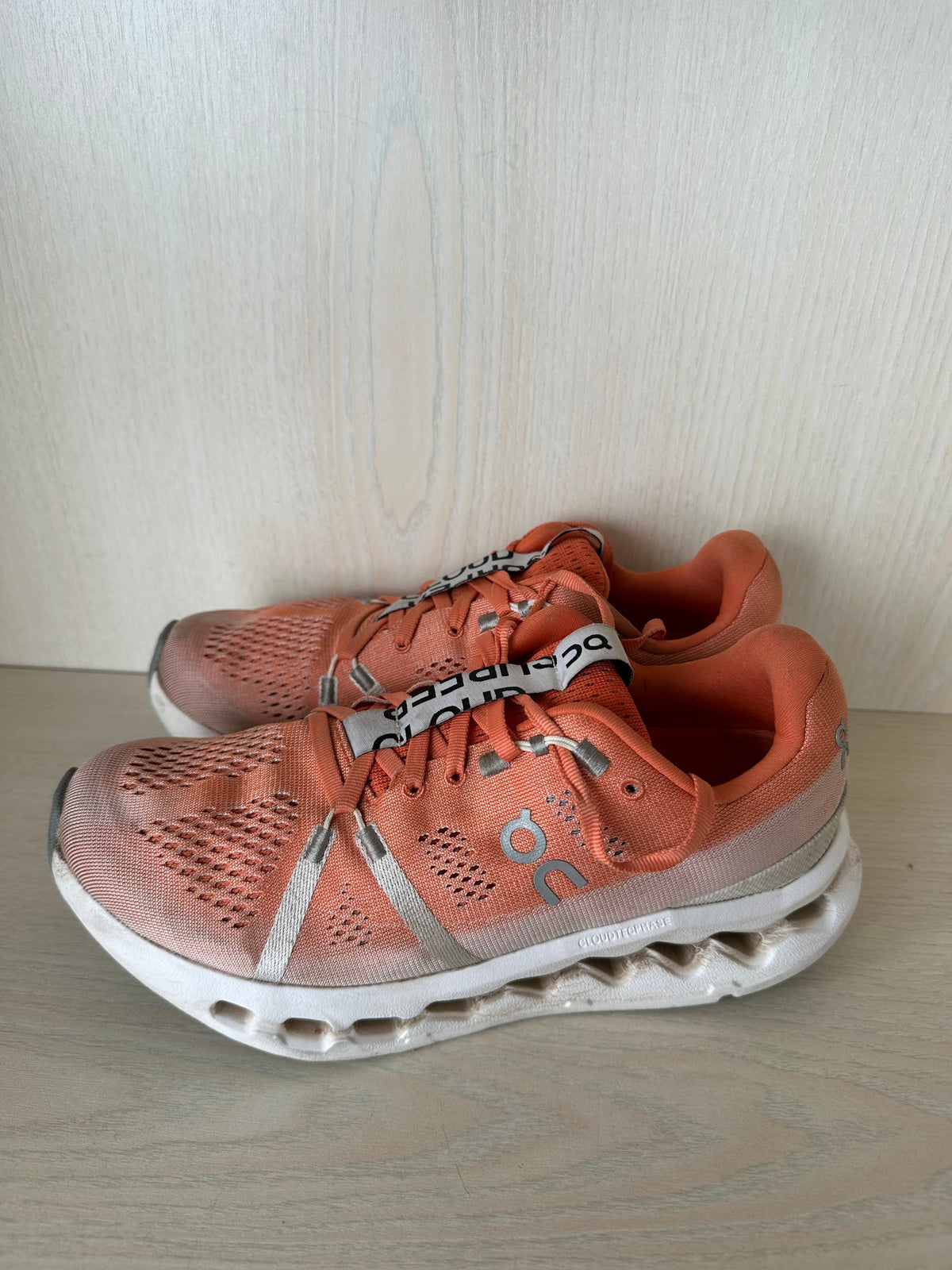 On Running Cloudsurfer Flame/Weiß, Gr. 38.5, Zustand: Gut