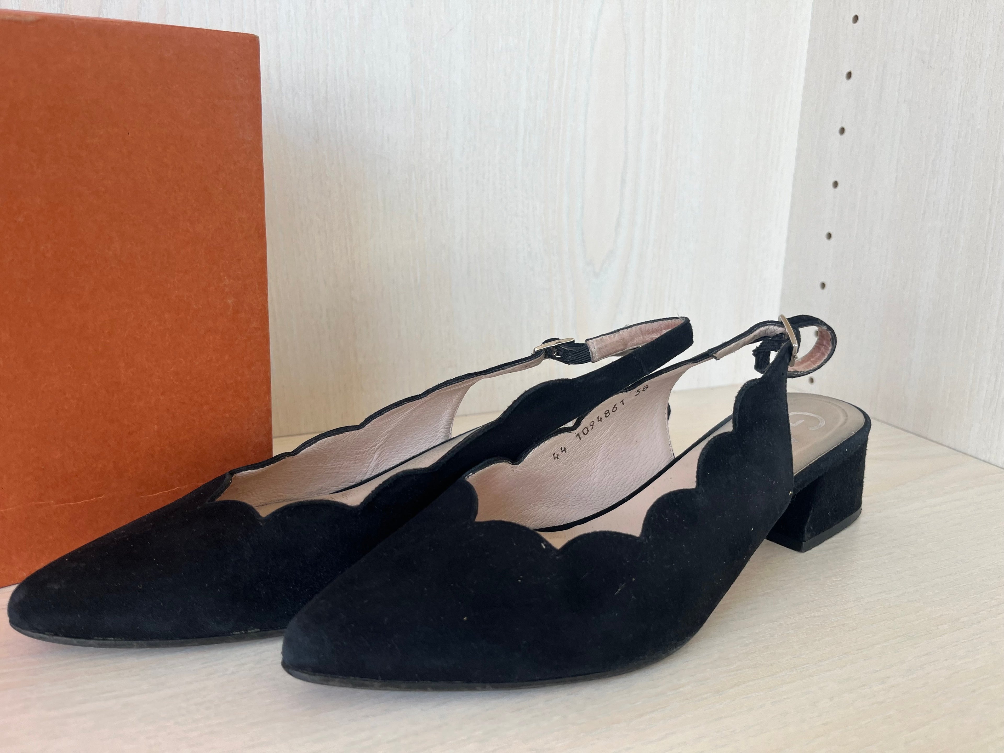 Gadea Black Suede Scalloped Slingback Heels EU 38 - Very Good Condition
