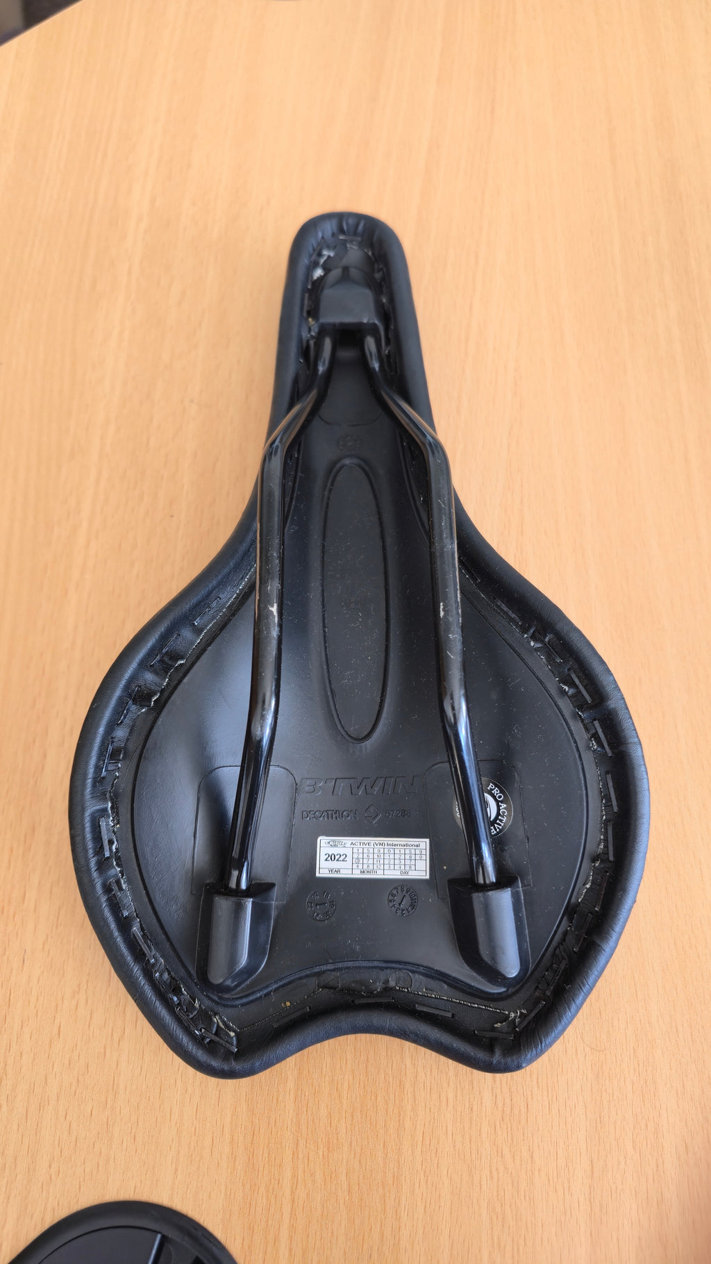 B’TWIN 900 Light Sport Fahrradsattel 135 mm, 250g, Schwarz, sehr guter Zustand