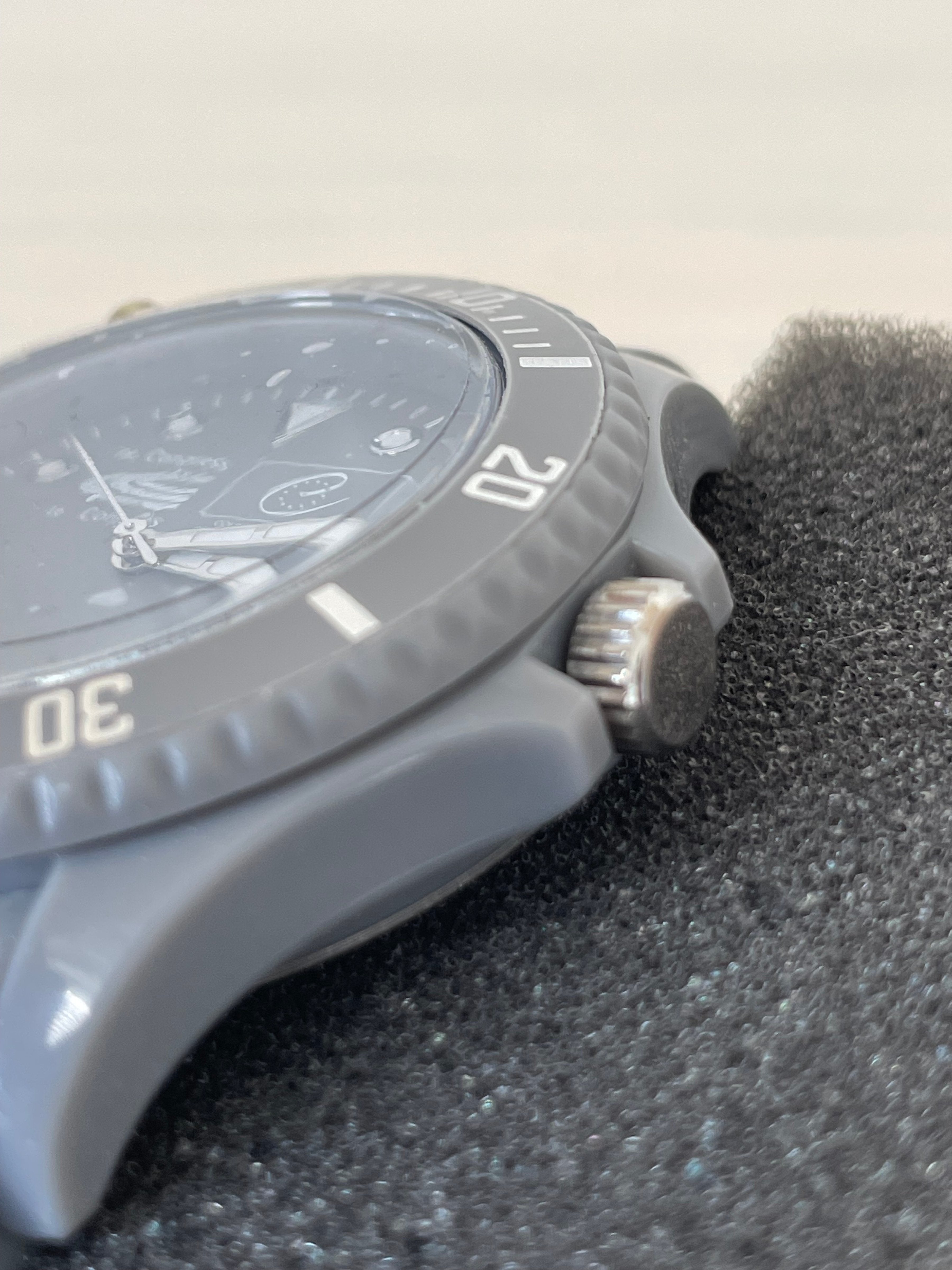Adee Kaye Herren-Uhr Grau Silikonband Neu
