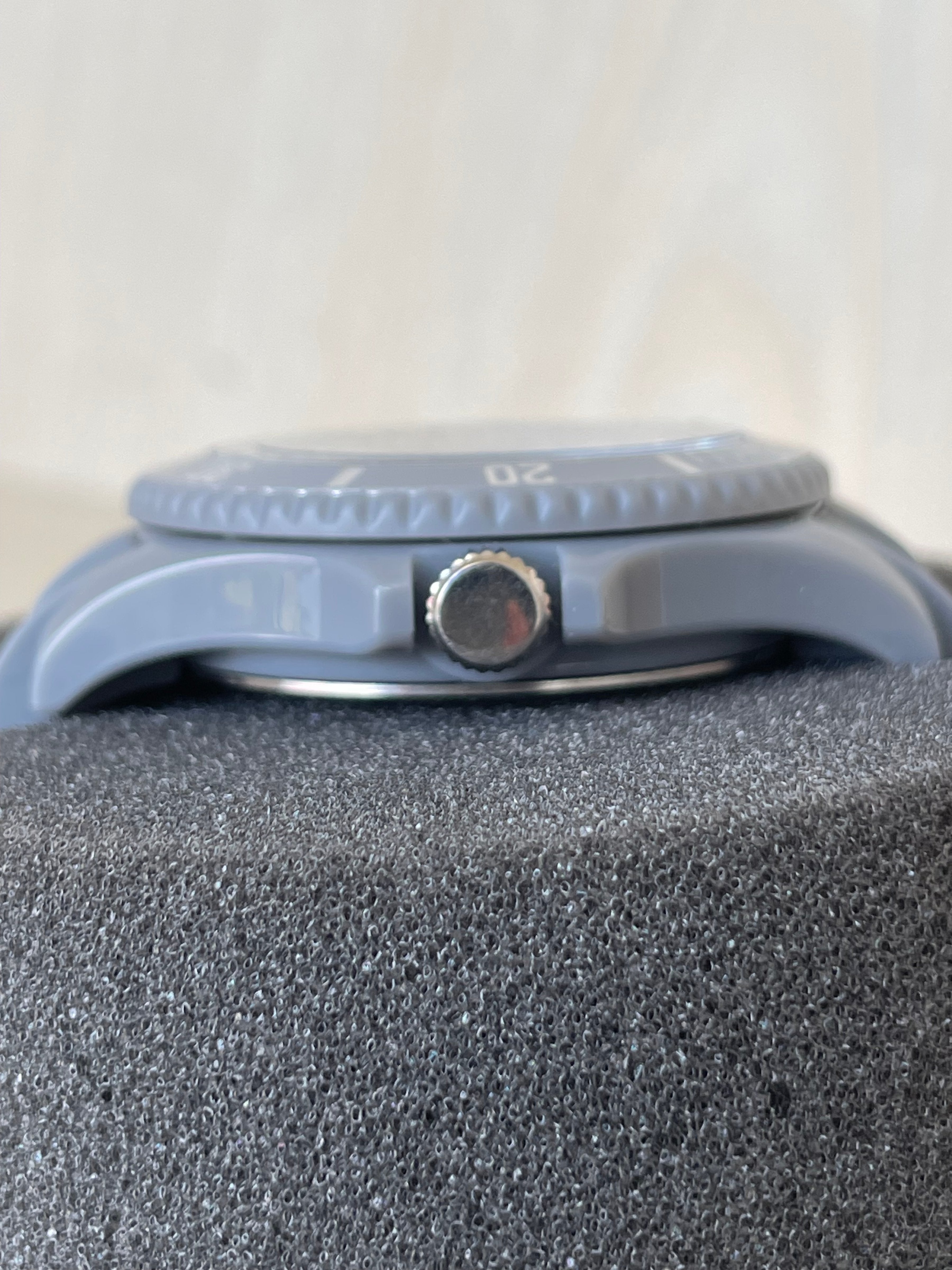 Adee Kaye Herren-Uhr Grau Silikonband Neu