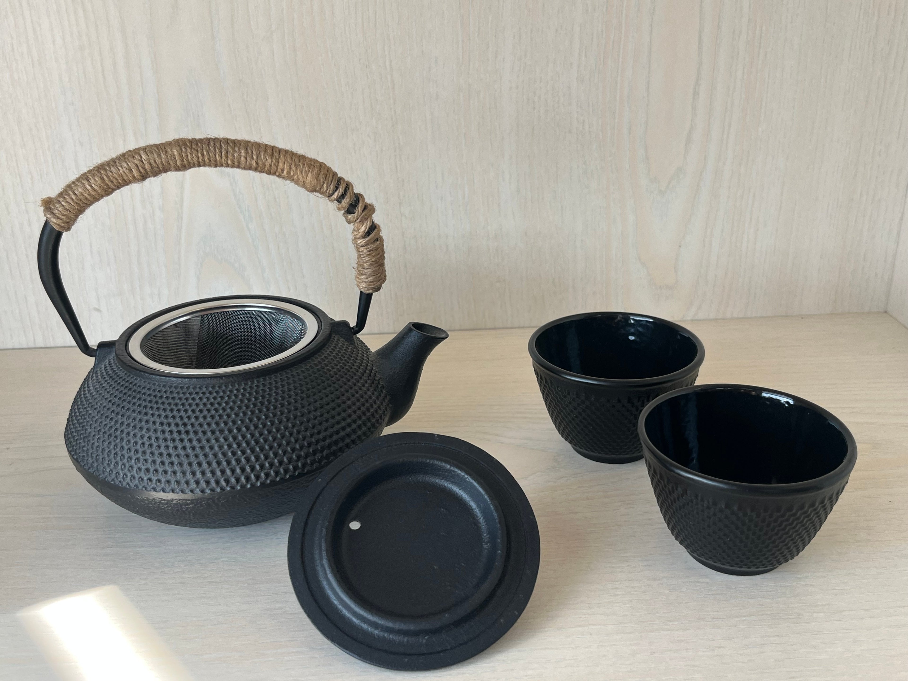 Generic Cast Iron Teapot Japanese Style Black with Strainer & 2 Teacups, Very Good