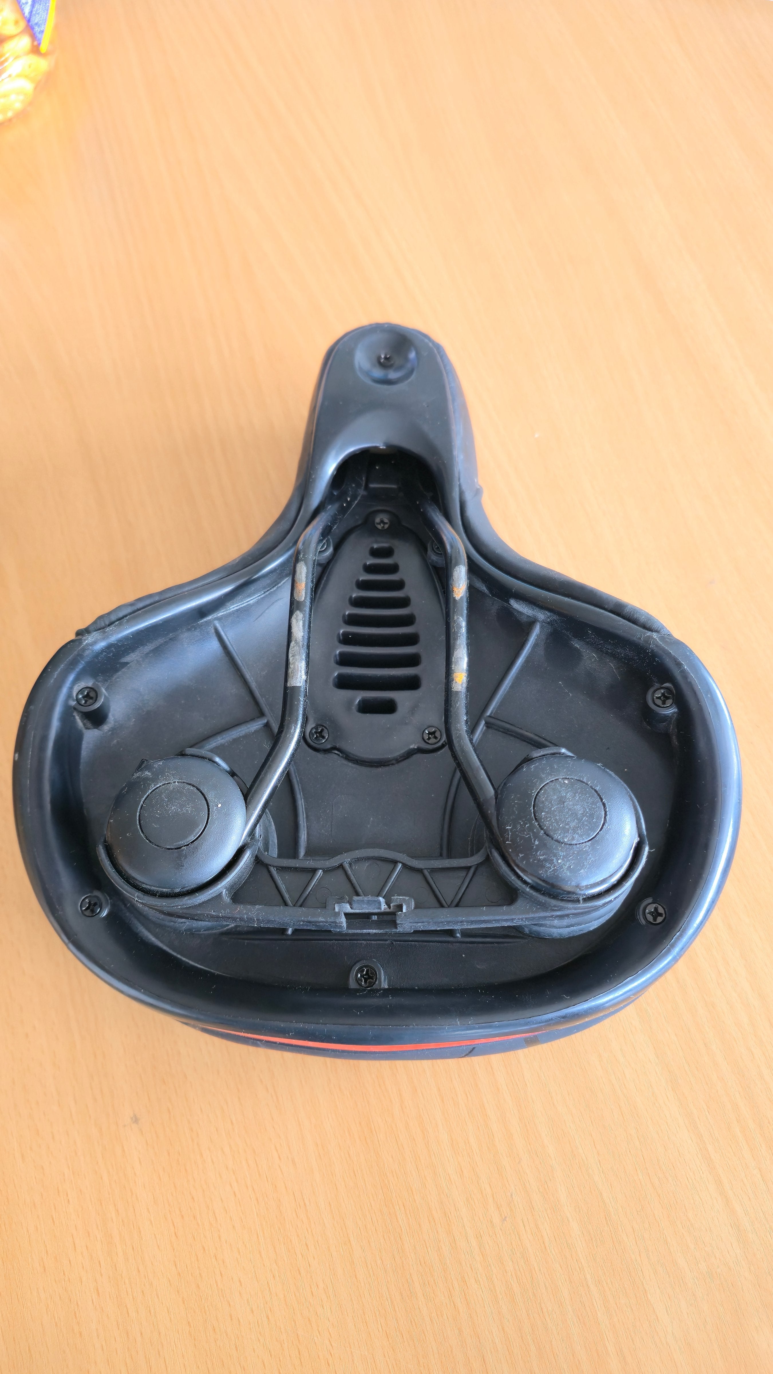 Active Zone Shinetour Fahrradsattel Gel Cut-Out Schwarz Sehr Gut Standard