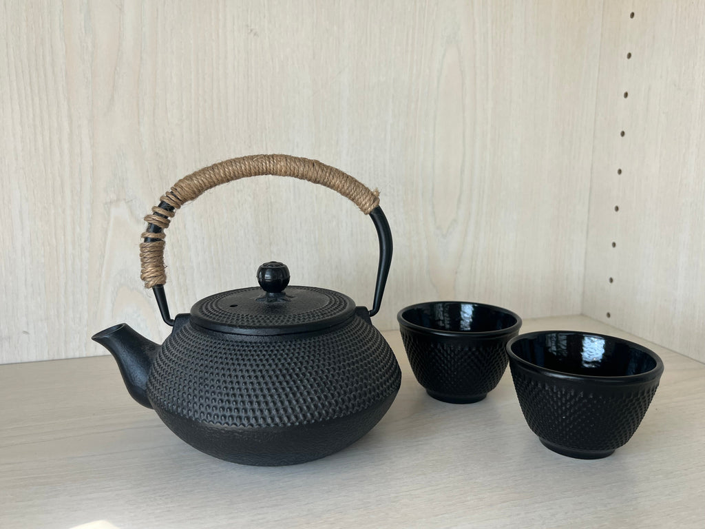 Generic Cast Iron Teapot Japanese Style Black with Strainer & 2 Teacups, Very Good